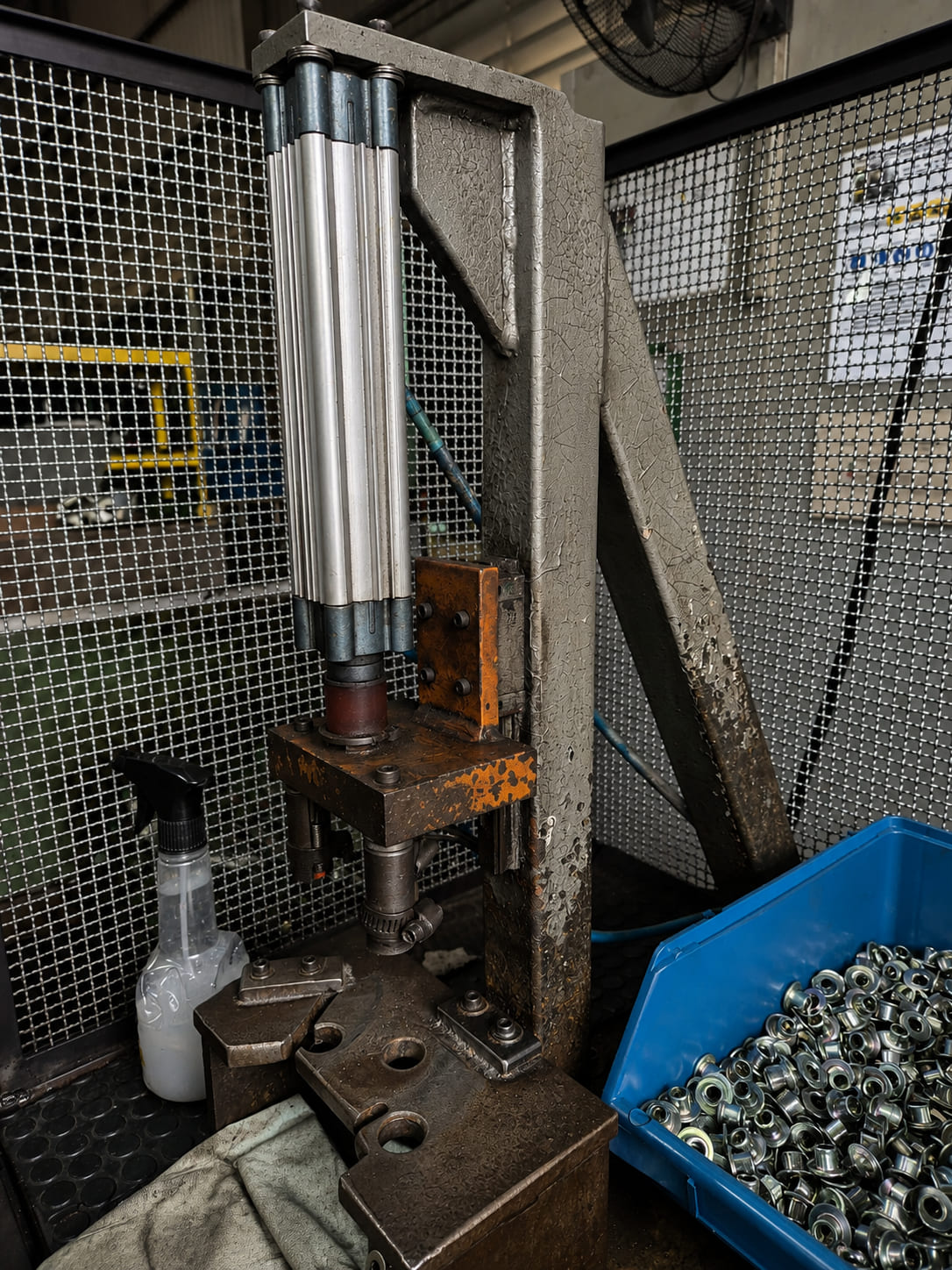 Dispositivo pneumático utilizado em aplicação industrial